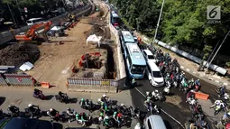 Kondisi lalu lintas kemacetan di samping proyek pembangunan underpass Mampang, Jakarta, Senin (6/11). Anies beranggapan, tak terdapatnya amdal lalin beresiko pada kemacetan parah di titik-titik pembangunan. (Liputan6.com/JohanTallo)