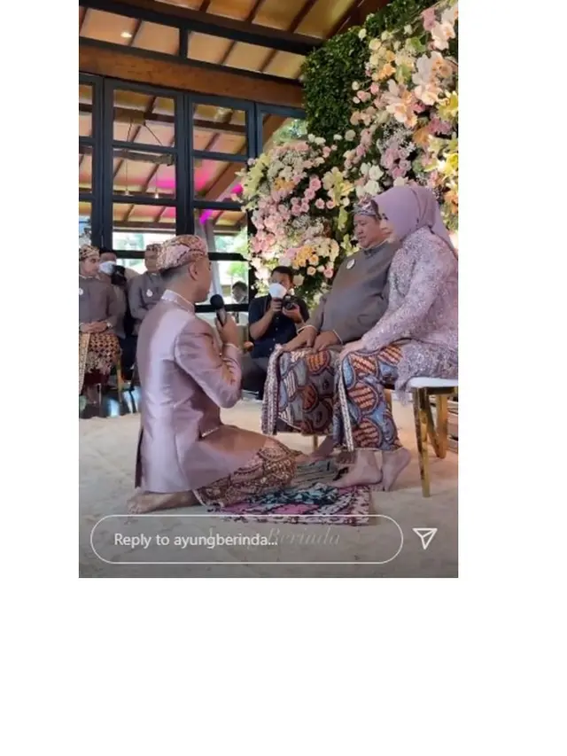 12 Momen Pengajian Serta Siraman Vidi Aldiano dan Sheila Dara, Penuh Haru Bahagia