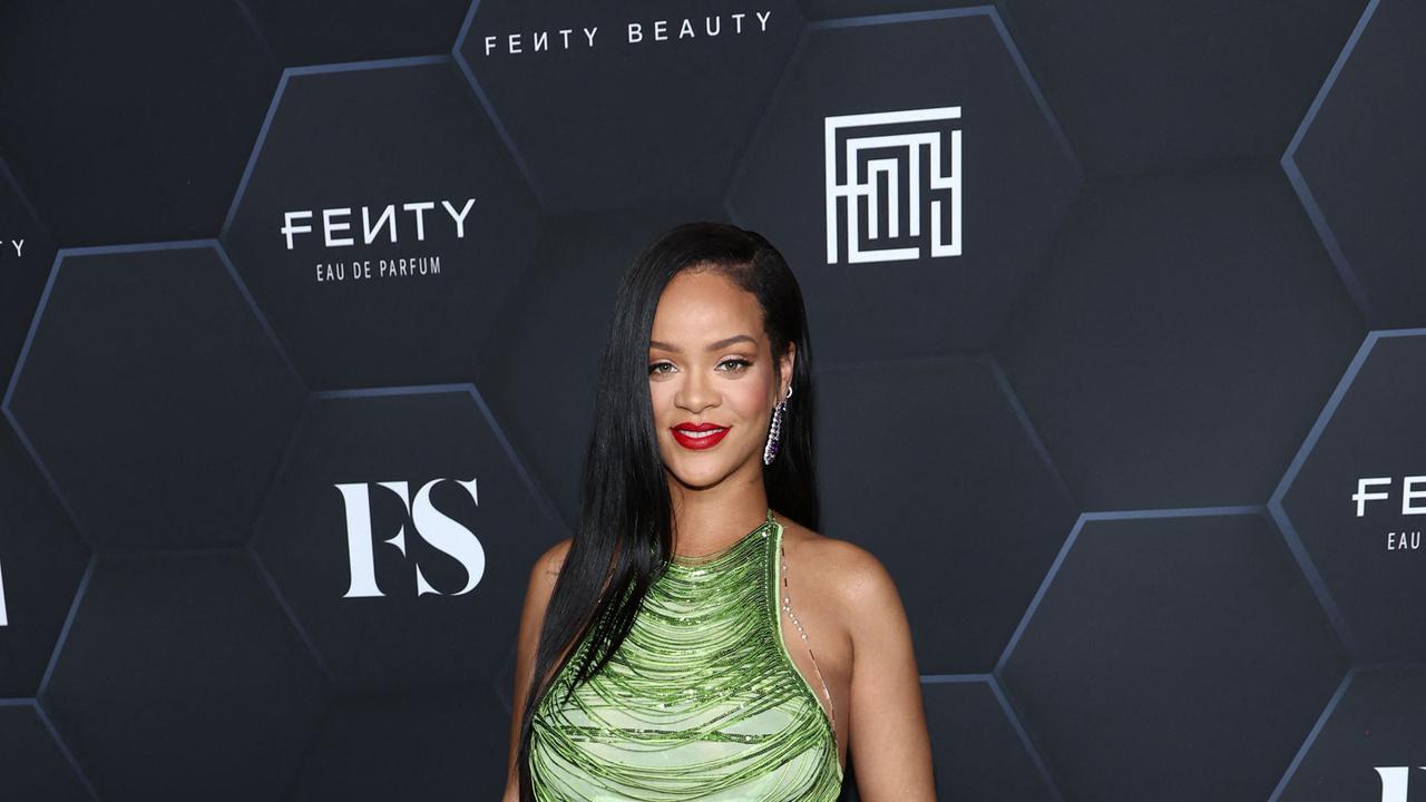 FOTO: Rihanna Pamer Perut Hamil Besar