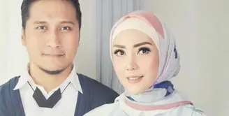 Misbareta Fathir Gavin Daffa, anak pertama Arie dan Fenita ini ternyata sudah berhasil membuat orang tuanya bangga. Di akun Instagram, Arie mengatakan bahwa sang anak sudah rajin beribadah ke masjid. (Instagram/ariekuntung)