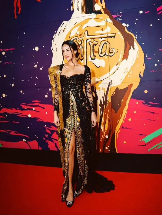 Kebaya khas rancangan Anne Avantie Heart tersebut juga biasa dipakai para putri di ajang kecantikan seperti Puteri Indonesia. [@anyageraldine]