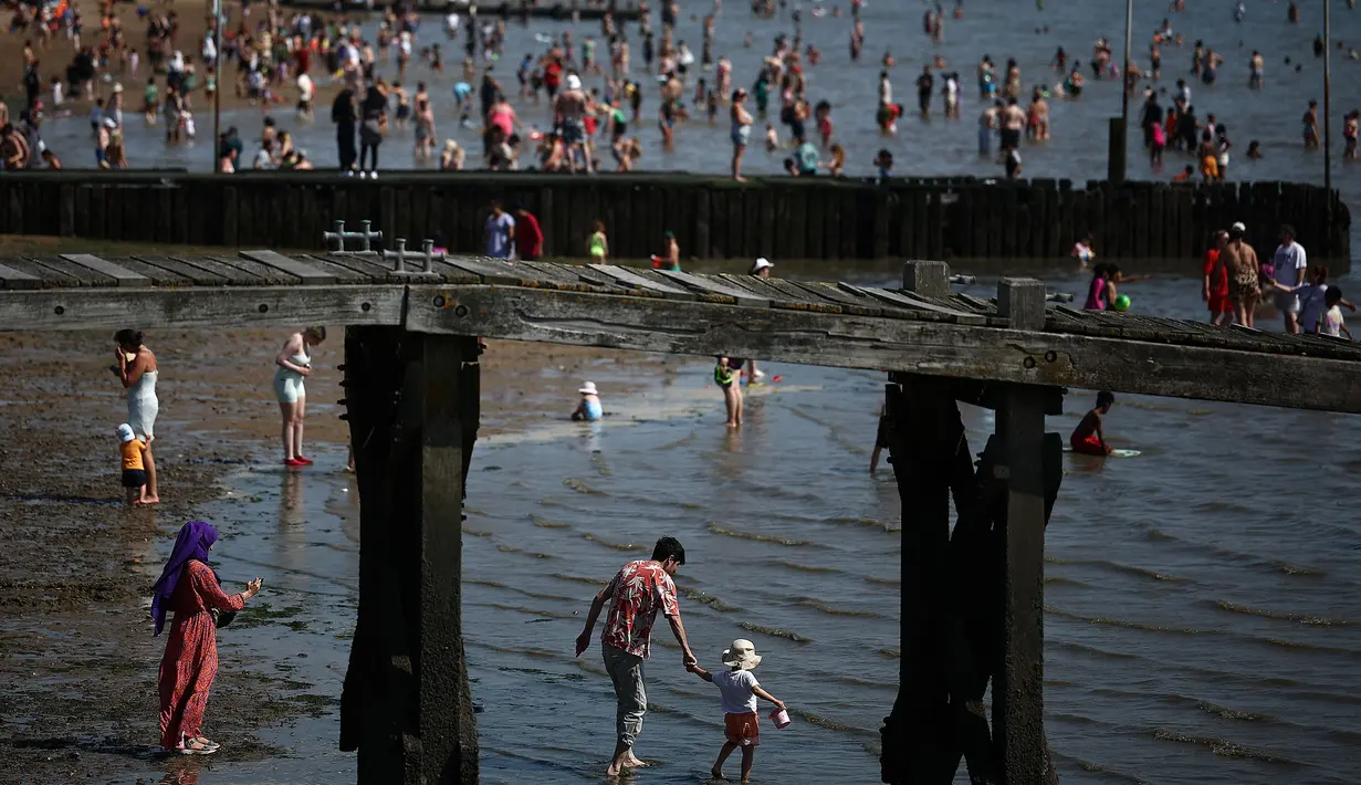 Suhu udara di Inggris diperkirakan meningkat hingga 34 derajat Celsius pada pekan ini. (HENRY NICHOLLS/AFP)