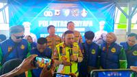 Kakorlantas Polri Irjen Agus Suryonugroho merangkul ratusan pengemudi ojol di Sukabumi menjelang May Day 2026. (Liputan6.com/Fira Syahrin)