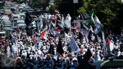 Massa Gerakan Nasional Pengawal Fatwa (GNPF) MUI mulai melakukan long march dari Masjid Istiqlal menuju Pengadilan Negeri Jakarta Utara, Jumat (28/4). Tujuan aksi untuk mengawal kasus dugaan penistaan agama oleh Ahok. (Liputan6.com/Gempur M Surya)