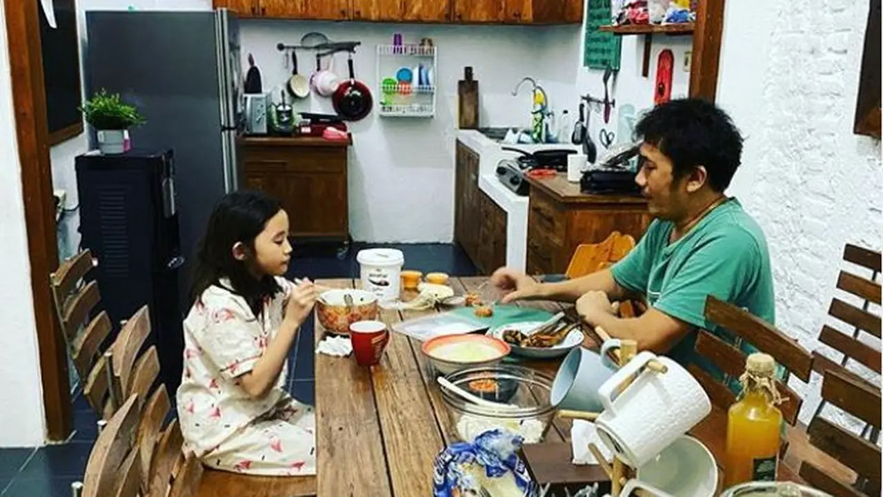 Putri Zaskia Adya Mecca - Hanung Bramantyo (Foto: Instagram/@hanungbramantyo)