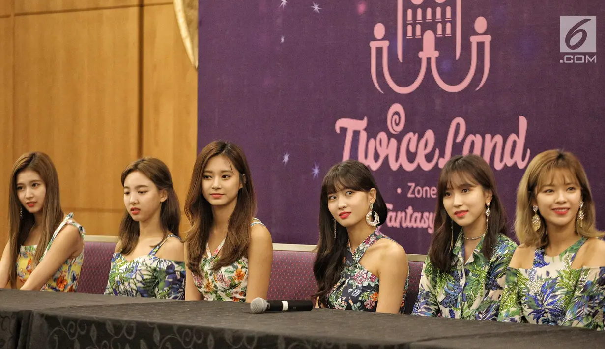 Personel TWICE memberi keterangan dalam konferensi pers di Tangerang, Banten, Jumat (24/8). TWICE akan menggelar konser yang bertajuk TWICELAND ZONE 2: Fantasy Park. (Liputan6.com/Faizal Fanani)