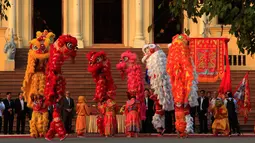 Anggota komunitas Tionghoa Kamboja menggelar pertunjukan barongsai untuk menyambut Tahun Baru Imlek di Istana Kerajaan, Phnom Penh, Kamboja, Senin, (4/2). (AP Photo/Heng Sinith)