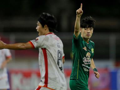 Luar biasa Taisei Marukawa! Melakukan debut di persepakbolaan Indonesia bersama Persebaya, pemain Jepang berusia 25 tahun ini langsung menancapkan tonggak prestasi membanggakan. Ia diganjar sebagai pemain terbaik BRI Liga 1 20221/2022. Berikut 5 fakta menariknya. (Bola.com/M Iqbal Ichsan)
