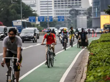 Pengendara sepeda melintas di jalan Sudirman, Jakarta, Jumat (19/6/2020). Direktorat Lalu Lintas Polda Metro Jaya mengingatkan pesepeda untuk berkendara di jalurnya. Pesepeda yang keluar dari jalurnya bisa dikenai denda tilang Rp 100 ribu. (Liputan6.com/Faizal Fanani)