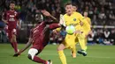 Gelandang PSG, Julian Draxler, berebut bola dengan bek Metz, Moussa Niakhate, pada laga Ligue 1 Prancis di Stadion Saint-Symphorien, Moselle, Jumat (8/9/2017). Metz kalah 1-5 dari PSG. (AFP/Patrick Hertzog)