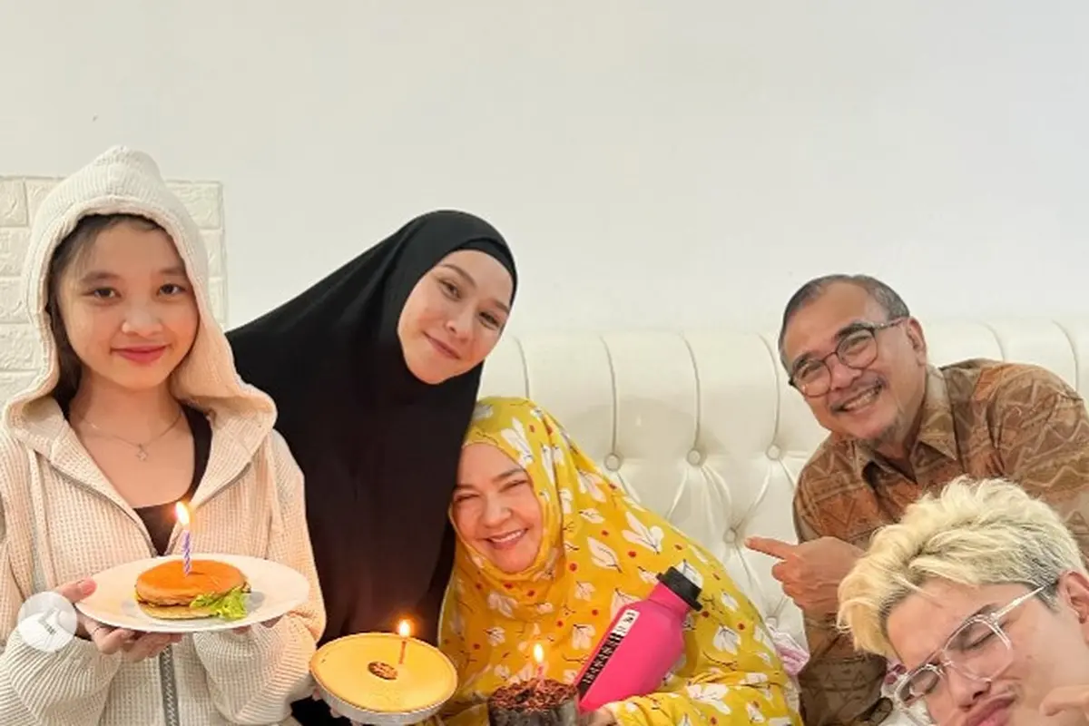 Potret ibu Zaskia Adya Mecca mendapat kejutan ulang tahun (Sumber: Instagram/zaskiadyamecca)