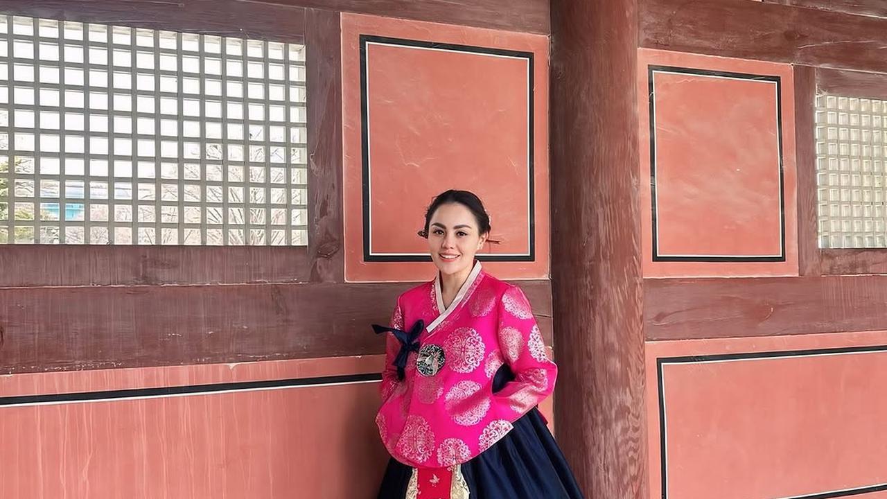 Potret Jennifer Dunn dan Keluarga Pakai Hanbok saat Nikmati Momen di Istana Gyeongbok