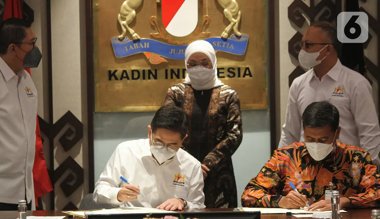 Direktur Utama BPJS Ketenagakerjaan Anggoro Eko Cahyo (kanan), Ketua Umum KADIN Indonesia Arsjad Rasjid (kiri) disaksikan Menteri Ketenagakerjaan Ida Fauziyah (tengah) menandatangani perjanjian kerja sama di Menara Kadin, Jakarta (16/03/2022). (Liputan6.com/Fery Pradolo)