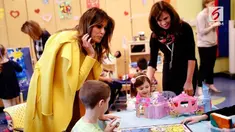 Gaya berbusana Melania Trump saat mengunjungi sebuah rumah sakit di Ohio, Amerika Serikta, menjadi sorotan.