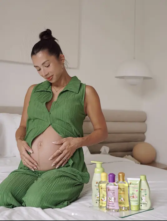 Gaya fashion yang stylish dicapai dengan memaksimalkan padu-padan yang sederhana namun tetap chic. [Foto: Instagram/ Jennifer Bachdim]