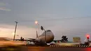 Sebuah pesawat Boeing 747 terlihat di persimpangan jalan raya Nakhon Pathom, Bangkok, Thailand (19/1). Pesawat penumpang ini tidak kembali aktif dan sengaja diletakkan dipersimpangan jalan. (AFP PHOTO / Christophe Archambault)