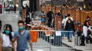 Para pejalan kaki yang memakai masker berjalan melewati tempat makan terbuka di Distrik Keuangan, New York, Amerika Serikat, 25 September 2020. Hingga 25 September 2020, sebanyak 7.005.746 orang di Amerika Serikat terinfeksi COVID-19, dengan 203.240 orang meninggal dunia. (Xinhua/Michael Nagle)