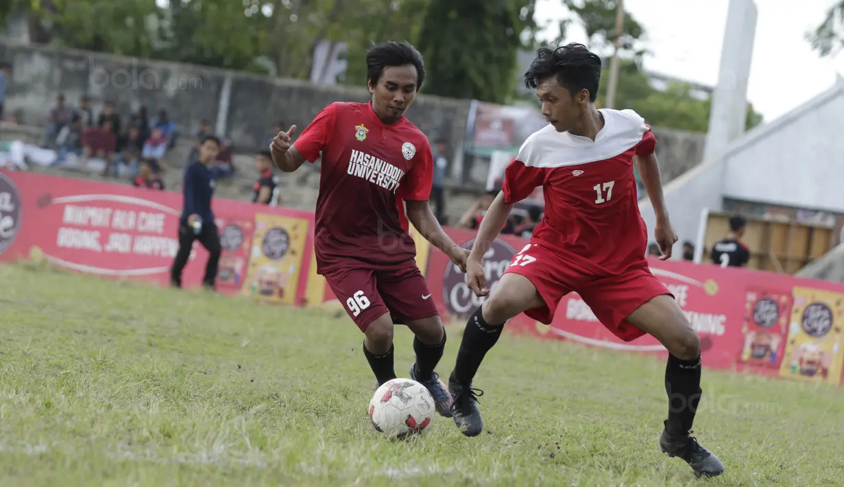 Pemain STIMED Nusa Palapa, Anderson Kabes, berebut bola dengan pemain Unhas, Arianto, pada laga Torabika Campus Cup 2017 di Stadion UNM, Makassar, Rabu, (18/10/2017). STIMED Nusa Palapa menang 1-0 atas Unhas. (Bola.com/M Iqbal Ichsan)