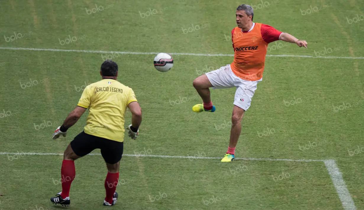 Penyerang Calcio Legend, Hernan Crespo, berusaha membobol gawang Angelo Peruzzi, saat mencoba lapangan di SUGBK, Jakarta. Namun sayang Calcio Legend batal diperkuat oleh legenda Juventus, Alessandro Del Piero. (Bola.com/Vitalis Yogi Trisna)