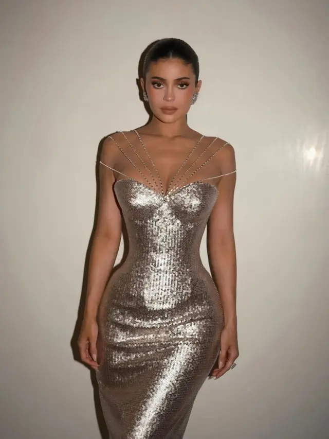 Kylie Jenner Bak Golden Barbie di Golden Globe Awards 2026 dengan Shimmering Hourglass Gown, Berkilau Pakai 100 Karat Berlian