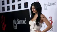 Keluarga Kardashian rupanya mulai bertindak untuk mengurus kisah cinta si bungsu, Kylie Jenner dengan Tyga. Seperti apa ceritanya?