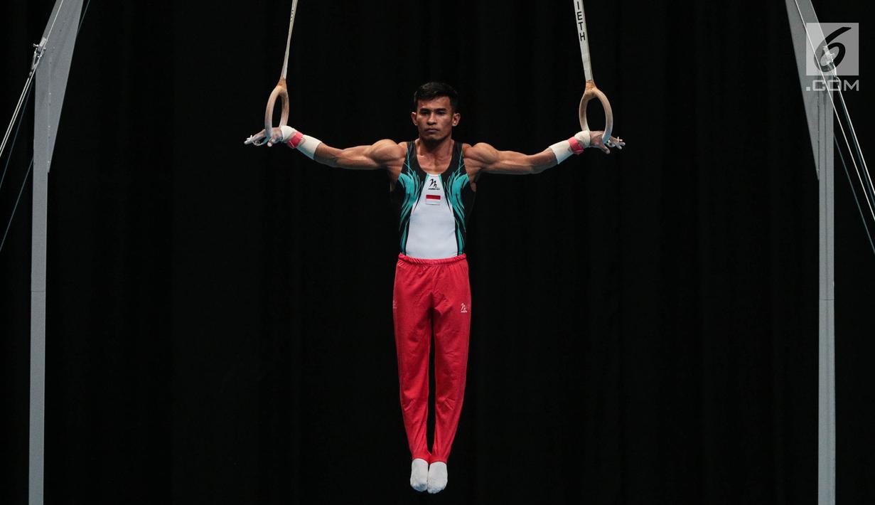 Atlet timnas Indonesia Dwi Samsul Arifin cabang olahraga senam artistik putra bersiap tampil dalam Sea Games 2017 di Mitec, Kuala Lumpur, Malaysia, Selasa (22/8). (Liputan6.com/Faizal Fanani)