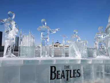 Patung es band The Beatles terlihat di alun-alun Sukhbaatar, di Ulaanbaatar, ibu kota Mongolia (23/1). Patung es ini dibuat oleh sekumpulan seniman yang dipimpin oleh Ts. Batmunkh. (AFP Photo/Byambasuren Byamba-Ochir)