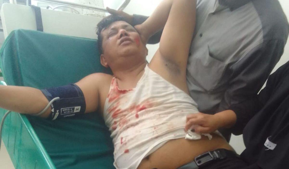 Korban terjatuh dan mengalami luka di kepala hingga mengeluarkan darah.