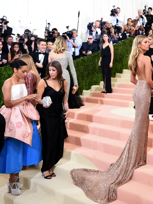 Bukan hanya Kristen Stewart saja yang bertemu mantan kekasih. Hal tersebut serupa dirasakan oleh Miley Cyrus bertemu dengan Stella Maxwell. (AFP/Bintang.com)