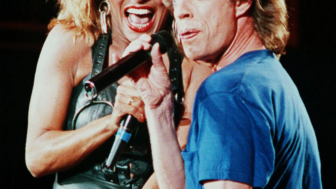 Tina Turner dan Mick Jagger pada 1995. (AP-Photo/Amy Sancetta, File)
