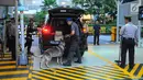 Petugas keamanan memeriksa kendaraan yang akan memasuki lokasi debat keempat Pilpres 2019 di Hotel Shangri-La, Jakarta, Sabtu (30/3). Penjagaan dilakukan oleh polisi dan tentara. (Liputan6.com/Angga Yuniar)