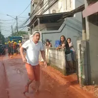 Pasha Ungu mengamuk karena akses jalan yang dilewatinya macet parah imbas galian PLN yang berlumpur (https://www.instagram.com/p/Ch5-Bj2vHOj/)