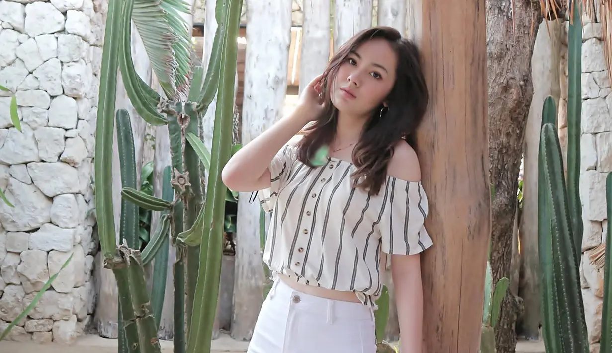 Wanita kelahiran Jakarta yang menyelesaikan pendidikan tingginya di Bina Nusantara jurusan Manajemen, saat ini kera tampil di layar kaca SCTV sejak tahun 2020. Mulai dari sinetron Istri Kedua hingga Love Story The Series yang dibintangi oleh Giorgino Abraham dan Yasmine Napper. Di sela kesibukannya, ia pun kerap menyapa penggemarnya melalui media sosial Instagram.  (Liputan6.com/IG/@jennifereve99)