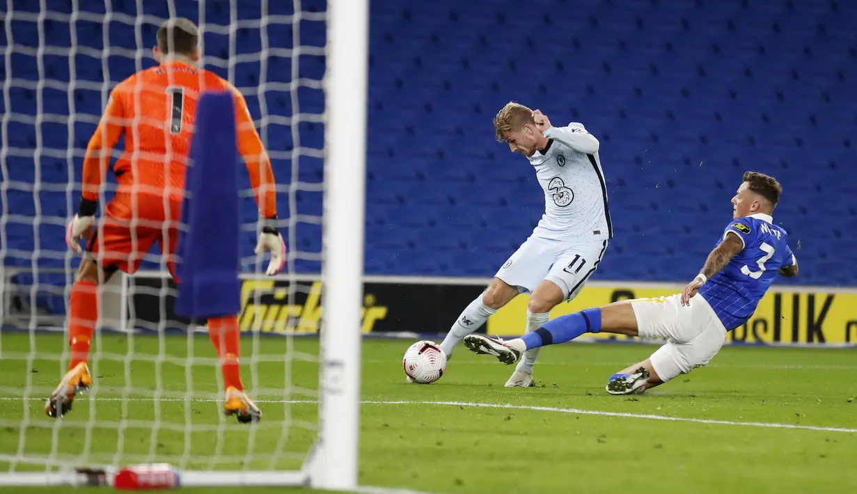 Penyerang Chelsea, Timo Werner berusaha menembak bola dari kawalan bek Brighton & Hove Albion, Ben White, pada pertandingan Liga Inggris di Stadion Falmer di Brighton, Inggris, Senin, (14/9/2020). Chelsea menang telak 3-1 atas Brighton. (Peter Cziborra/Pool via AP)