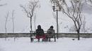 Orang-orang menikmati waktu mereka saat salju turun di Kompleks Olahraga dan Rekreasi Tochal yang bergunung-gunung di Teheran utara, Iran (24/12/2022). Salju dan hujan membawa kebahagiaan bagi banyak orang yang khawatir kekurangan air di Iran, negara yang telah mengalami kekeringan selama beberapa dekade. (AP Photo/Vahid Salemi)