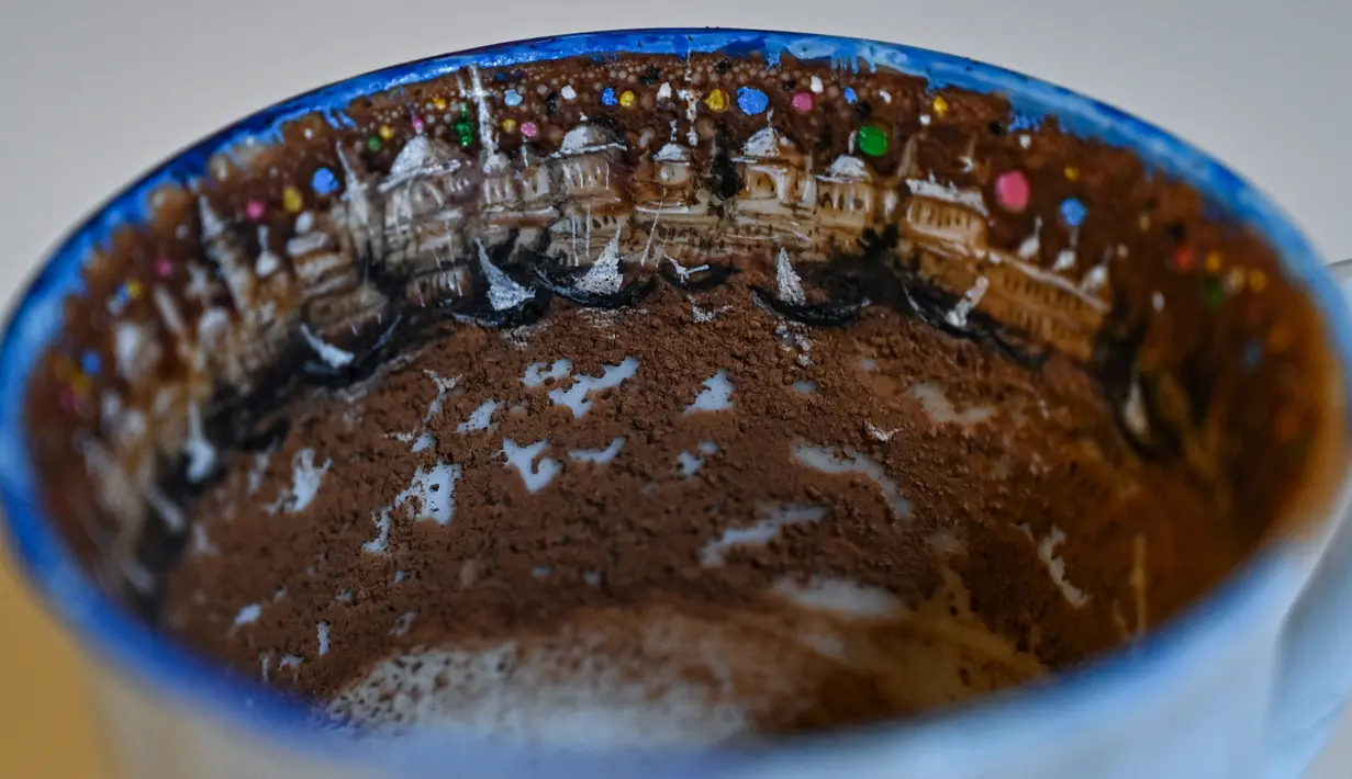Cangkir kopi bergambar bangunan karya seniman mikro Hasan Kale, Istanbul, Turki, 23 Agustus 2019. Hasan Kale dikenal juga dengan julukan Microangelo Turki. (OZAN KOSE/AFP)