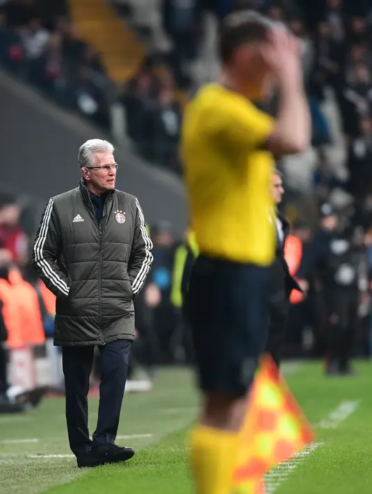Pelatih Bayern Munchen Jupp Heynckes menyaksikan timnya berlaga melawan Besiktas dalam pertandingan Liga Champions di stadion Vodafone Arena di Istanbul (14/3). Munchen berhasil menang dengan agregat 8-1 atas Besiktas. (AFP/Ozan Kose)