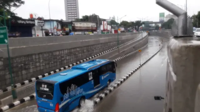 Banjir di underpass Mampang, Jakarta Selatan