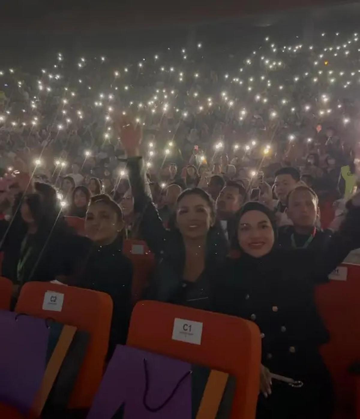 Potret Kris Dayanti Nonton Konser Mariah Carey di Sentul, Kompak Bareng Anak-Anak