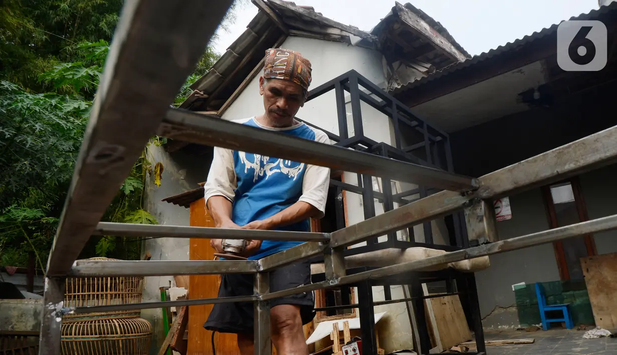 Perajin menyelesaikan pesanan akuarium ikan hias dari kaca di Pamulang, Tangerang Selatan, Selasa (21/07/2020). Pesanan akuarium dari Tangerang Selatan dan sekitarnya di saat kondisi pandemi corona Covid-19 ini meningkat hingga 100 persen. (merdeka.com/Dwi Narwoko)