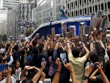 Sejumlah warga mengambil gambar Miss Universe 2015, Pia Alonzo Wurtzbach  di jalanan  Manila, Filpina, (25/1).  Pia Alonzo Wurtzbach  yang merupakan kontestan dari Filpina diarak menggunakan  kendaraan hias. (REUTERS / Erik De Castro)