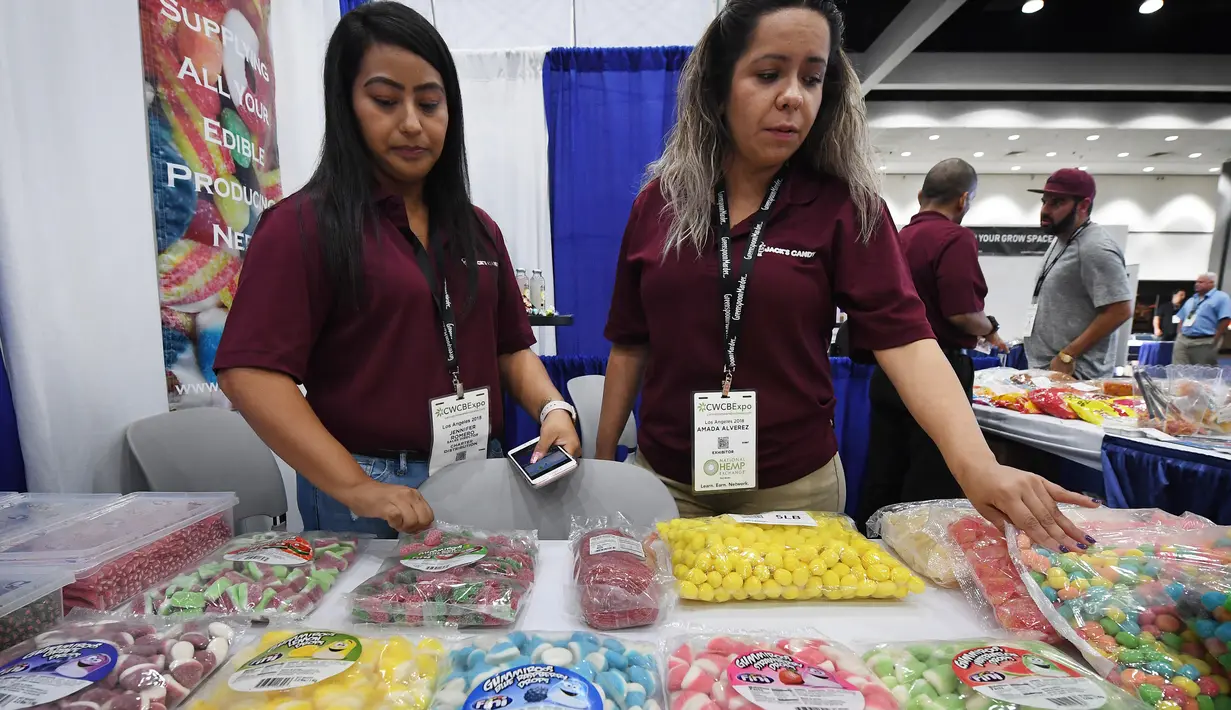 Permen berbahan dasar ganja di stan pameran Kongres Ganja Internasional di Los Angeles, California (27/9). Kongres selama empat hari menyatukan visi antara pemasok, investor, medis, regulator pemerintah, hukum, dan pengusaha. (AFP Photo / Mark Ralston)