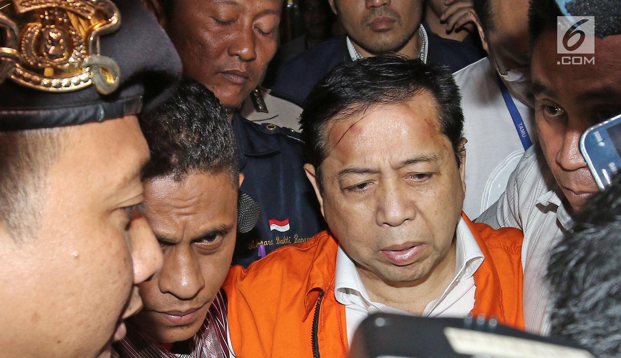Tersangka kasus korupsi KTP Elektronik Setya Novanto memberikan keterangan usai menjalani pemeriksaan di Gedung KPK, Jakarta, Senin (20/11). Seusai diperiksa Ketua DPR tersebut dipindahkan dari RSCM Kencana ke Rutan KPK. (Liputan6.com/Herman Zakharia)