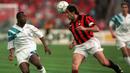 <p>Franco Baresi pernah mencetak hat-trick kala hadapi Messina pada Coppa Italia 1989. Uniknya ketiga gol yang ia ciptakan berasal dari tendangan pinalti. Dirinya memang merupakan ahli algojo pinalti AC Milan. Terbukti, 21 dari 33 koleksi golnya berasal dari titik putih. (Foto: AFP/Patrick Hertzog)</p>