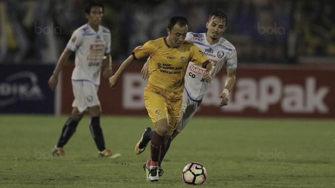 Gelandang Sriwijaya FC, Yoo Hyun-koo, saat pertandingan melawan Arema FC pada laga perempat final Piala Presiden di Stadion Manahan, Solo, Minggu, (4/2/2018). Sriwijaya FC menang 3-1 atas Arema FC. (Bola.com/M Iqbal Ichsan)