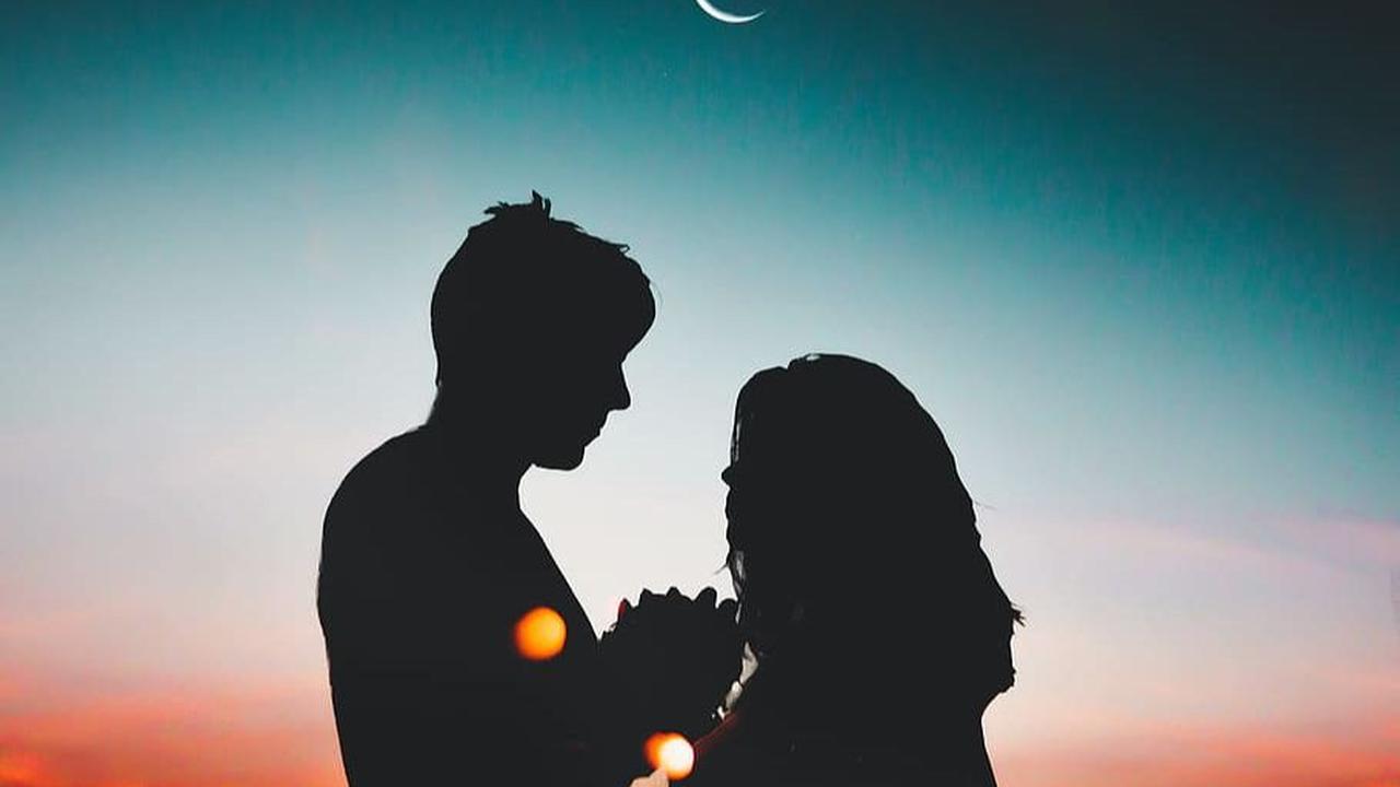 Bahasa Inggris dengan gemerlapnya kosa kata dan penyairannya mampu menggambarkan perasaan cinta dengan sempurna hingga menyentuh jiwa.