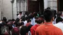 Sejumlah peserta ibadah misa natal mulai memadati Gereja Katedral, Jakarta, Sabtu (24/12) Antusias para peserta misa ibadah natal kali ini diprediksi akan lebih ramai dibanding tahun sebelumnya. (Liputan6.com/Helmi Afandi)