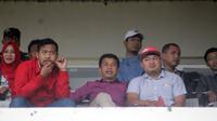 Jafri Sastra menyaksikan uji coba Persis vs Bhayangkara FC di Stadion Manahan, Solo (25/2/2018). (Bola.com/Ronald Seger Prabowo)