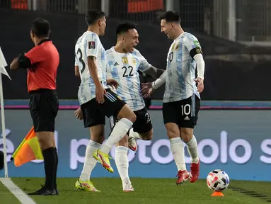 Penyerang Argentina, Lionel Messi berselebrasi dengan timnya setelah mencetak gol ke gawang Bolivia pada Kualifikasi Piala Dunia 2022 zona Amerika Selatan, di Stadion El Monumentttal, Jumat (10/9/2021). Hat-trick Messi membuat Argentina menang 3-0 atas Bolivia. (Natacha Pisarenko/POOL/AFP)