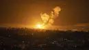 <p>Api dan asap mengepul setelah serangan udara Israel di Jalur Gaza, Palestina, Jumat (7/4/2023). Militer Israel meluncurkan serangan udara ke Gaza sebagai aksi balasan atas rudal yang ditembakkan. (AP Photo/Fatima Shbair)</p>